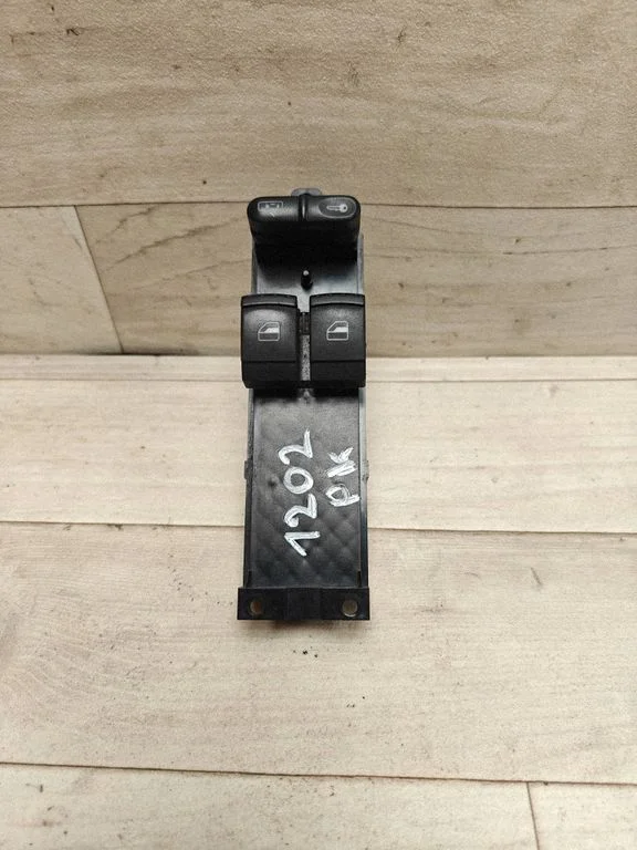 Przełącznik szyb elektrycznych 1J3959857B