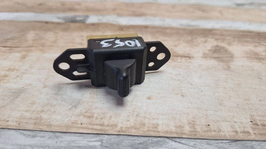 Electric window control switch – front right