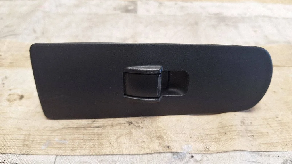 Electric window control switch MR587944