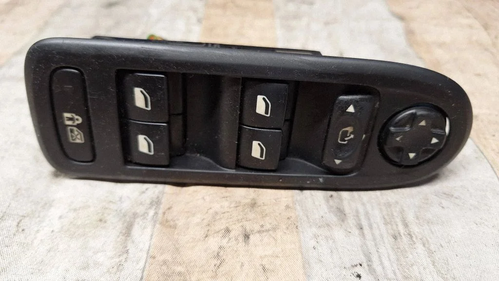 Przełącznik szyb elektrycznych 96644917XT