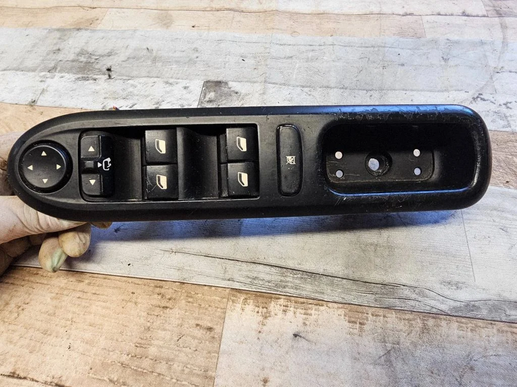 Electric window control switch 53269700