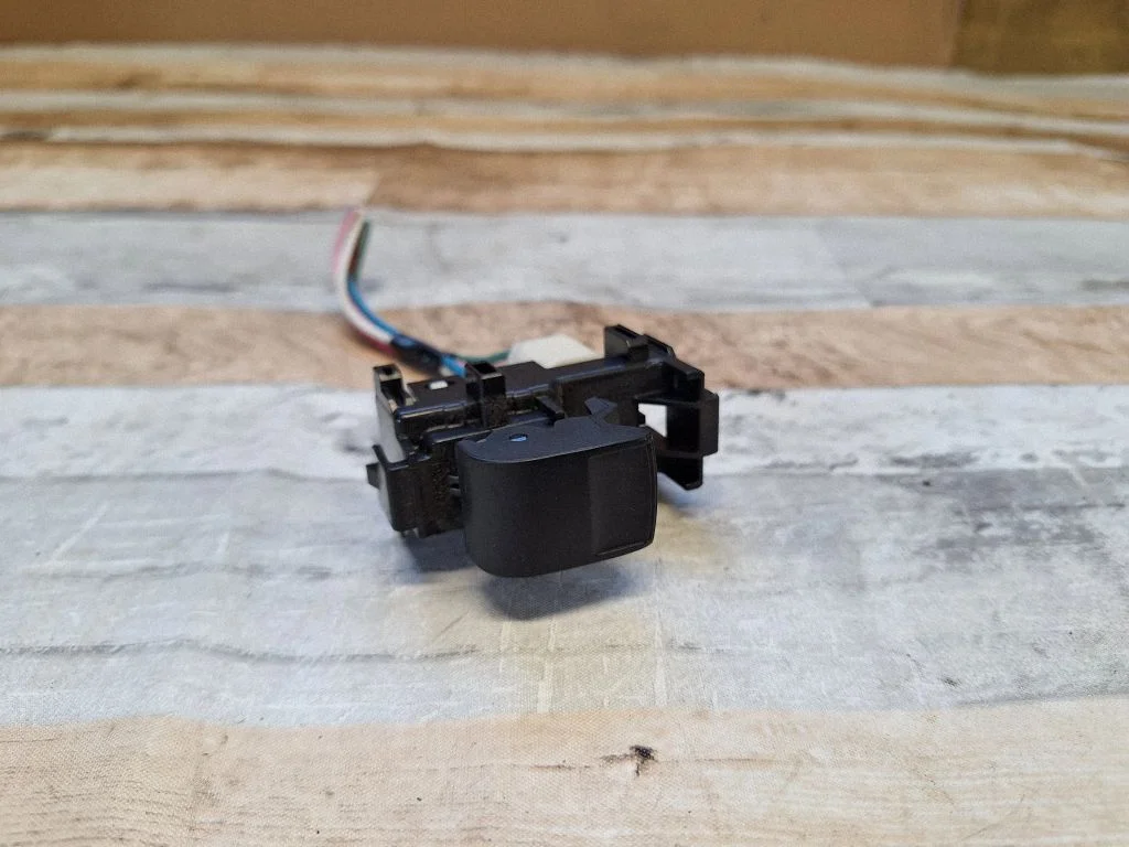 Elektrisko logu slēdzis – priekšējā labā