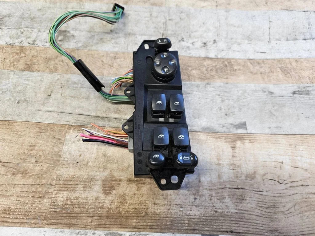 Przełącznik szyb elektrycznych 04685980AE