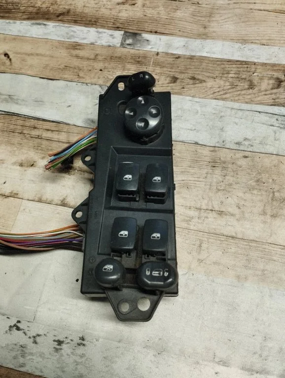 Electric window control switch 04685980AG