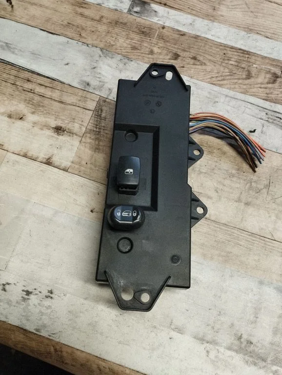 Electric window control switch 04685982AF
