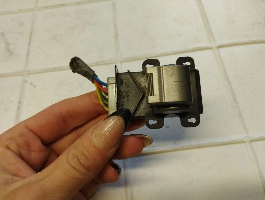 Electric window control switch – Honda FR-V (2004-2009)