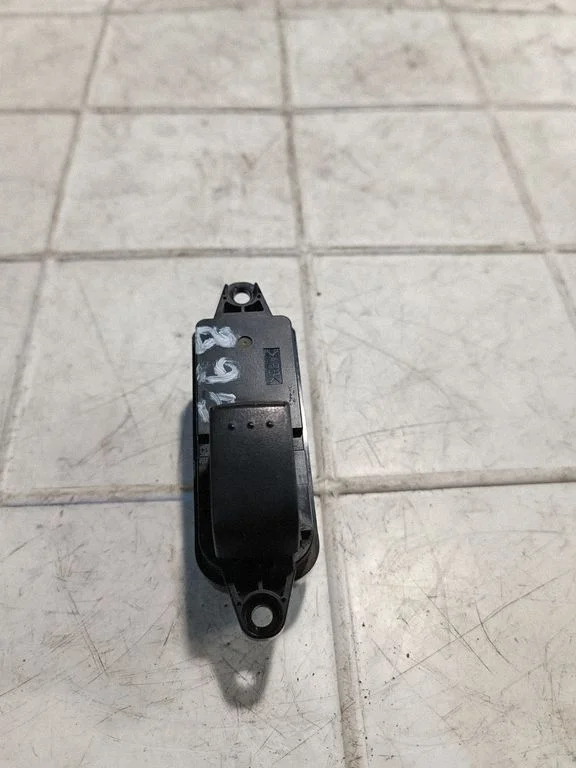 Electric window control switch – front right