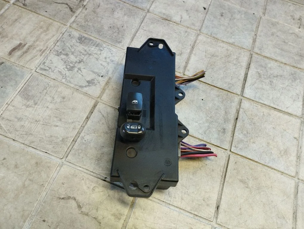 Elektriaknate lüliti 04685982AD