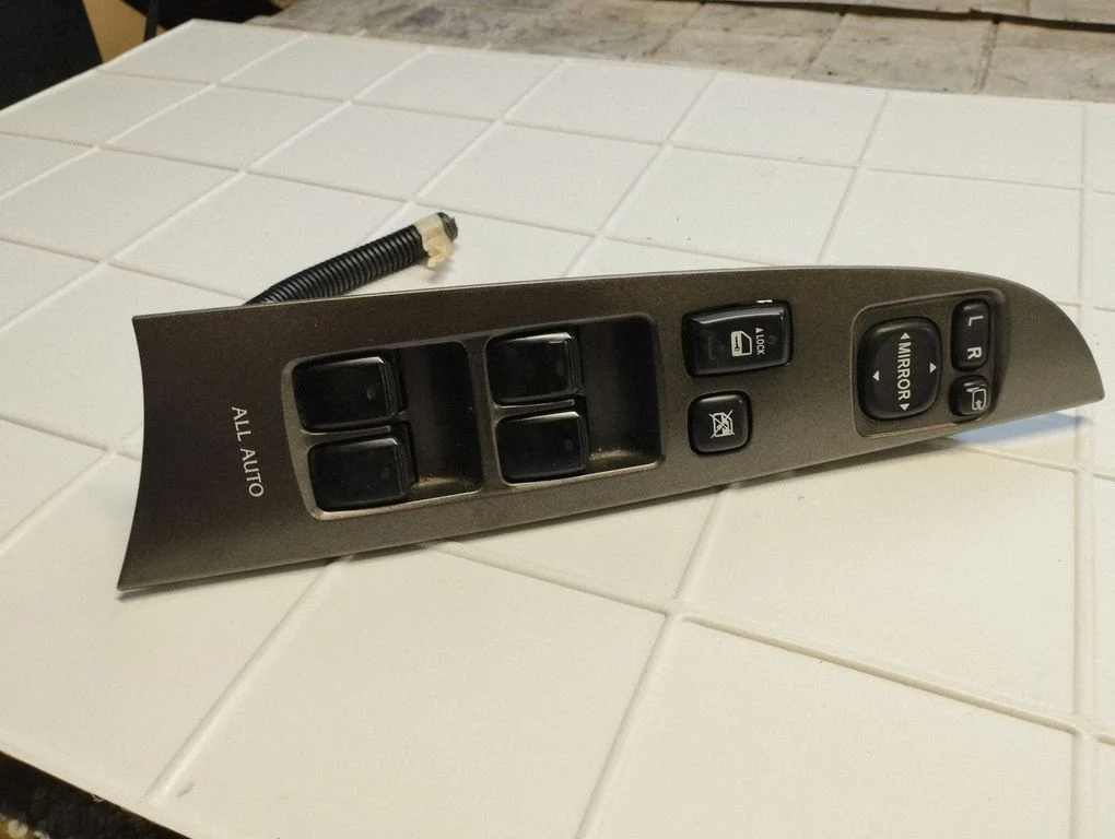 Electric window control switch 8404053080