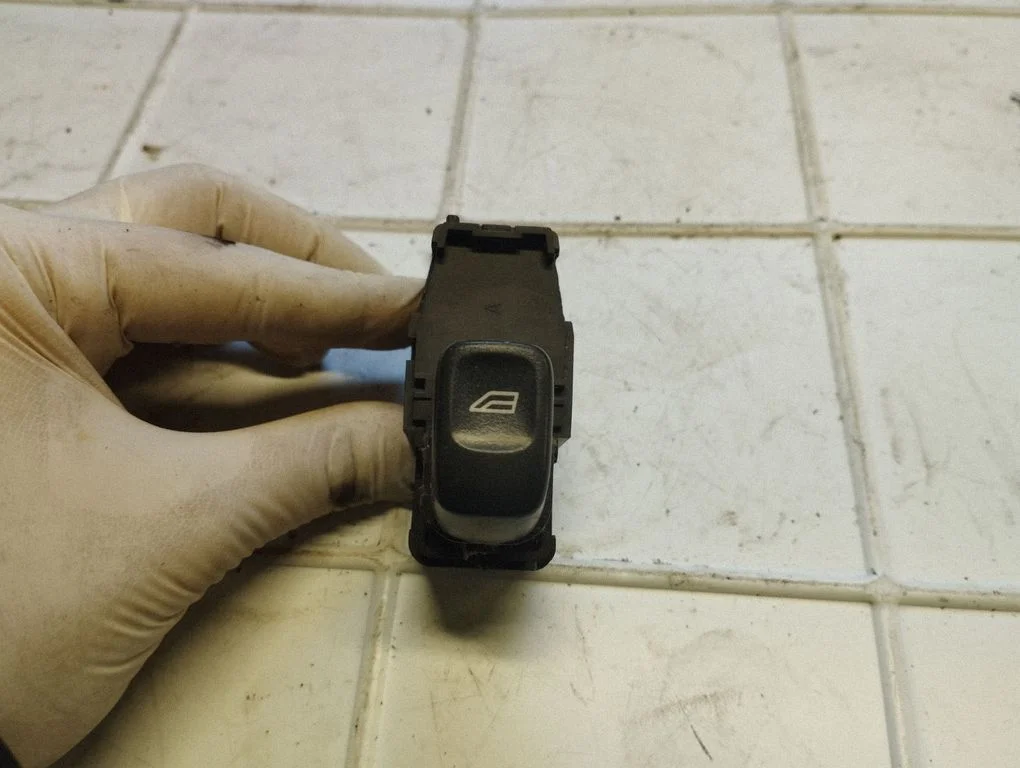 Electric window control switch 8685288