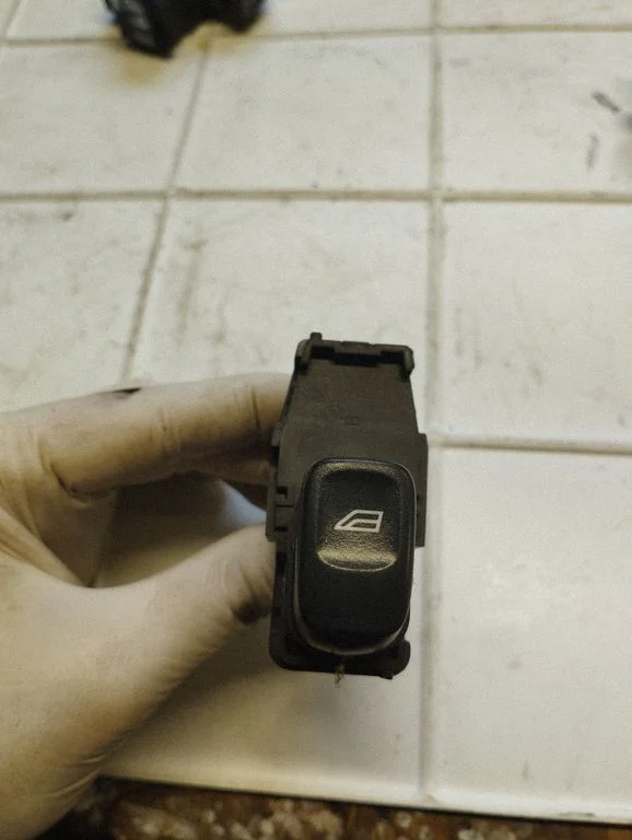 Electric window control switch 8685288