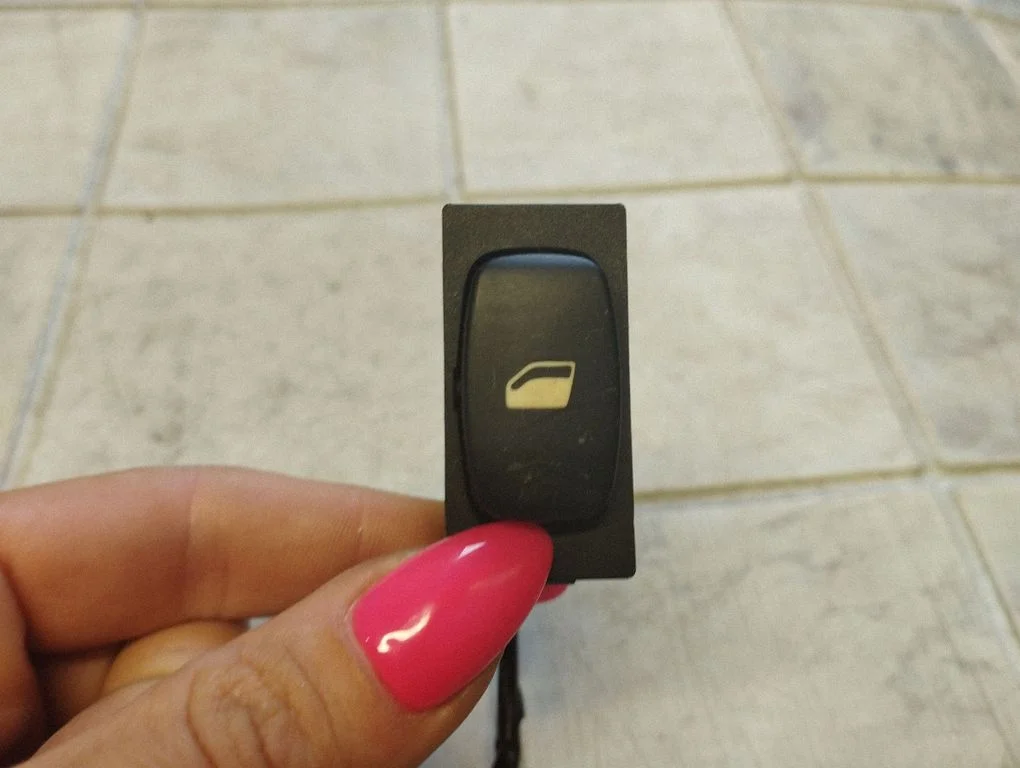 Electric window control switch – front right
