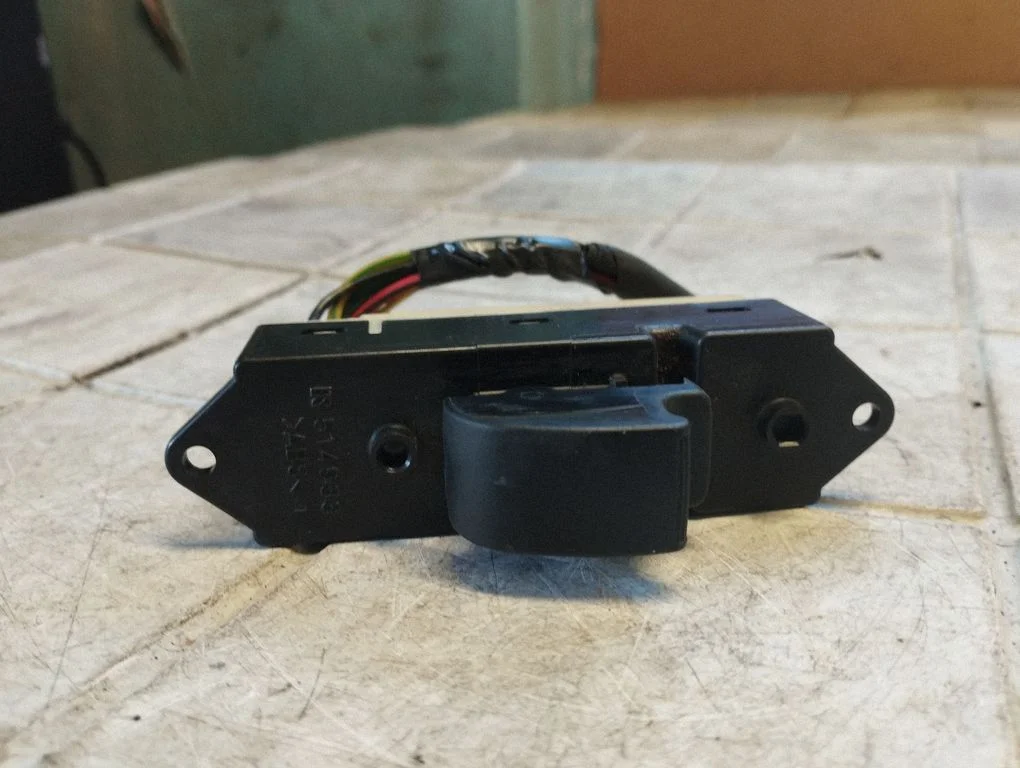 Electric window control switch 8608A023