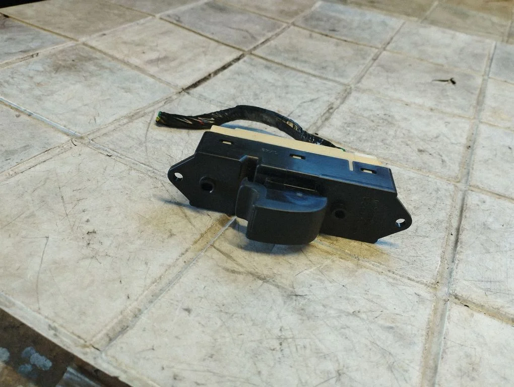 Electric window control switch 8608A024