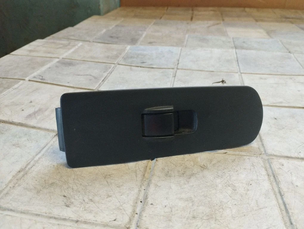 Electric window control switch MR587944