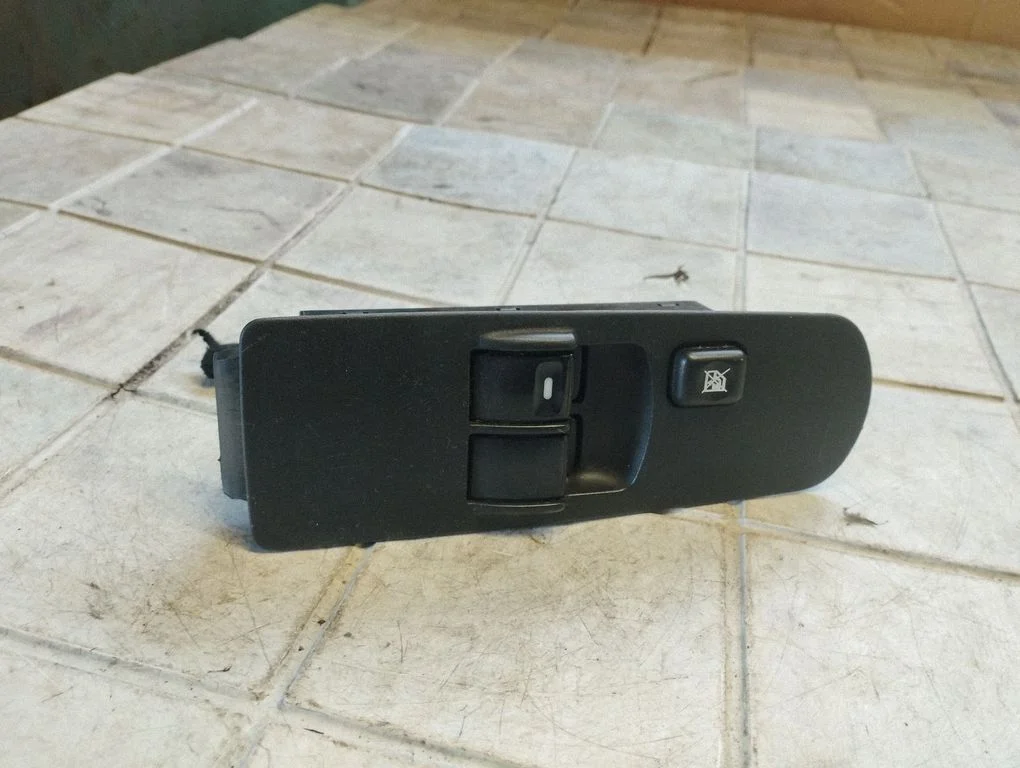 Electric window control switch MR587959