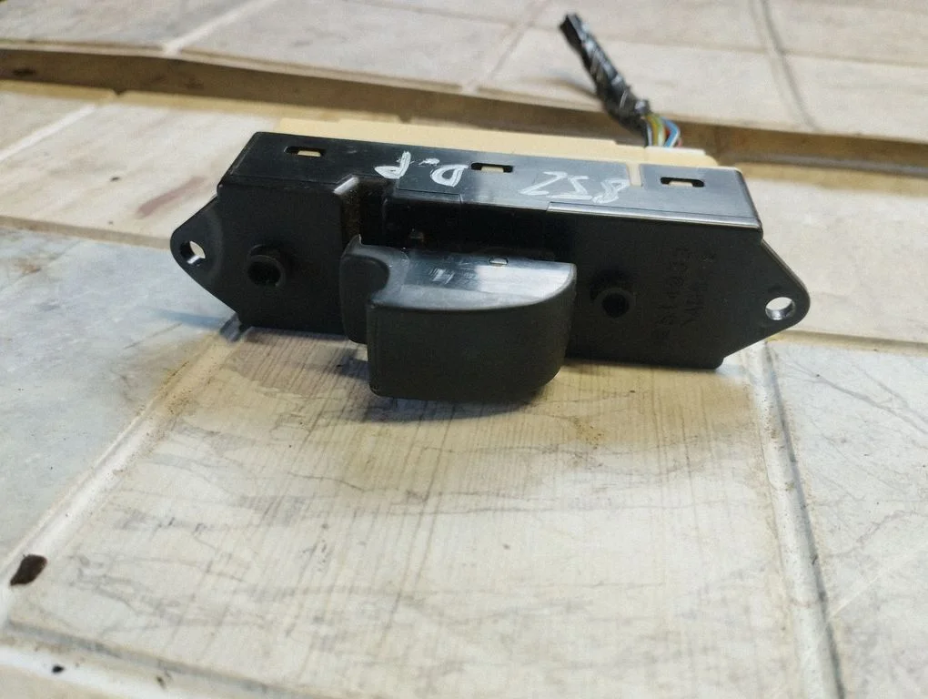 Electric window control switch 8608A022
