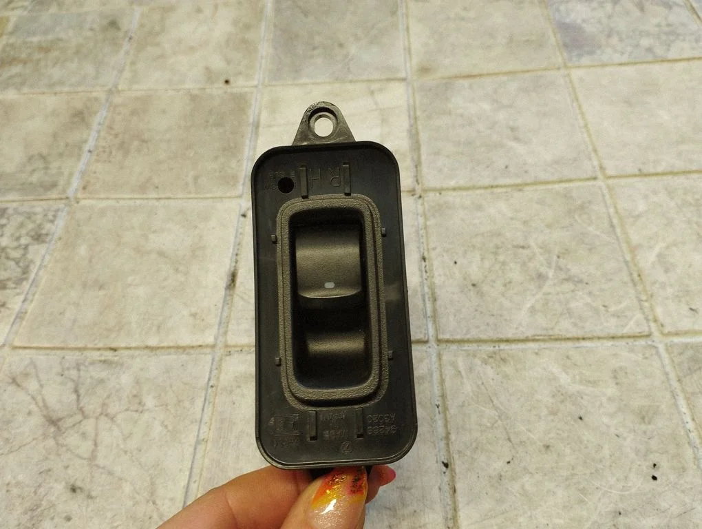 Elektrisko logu slēdzis S040