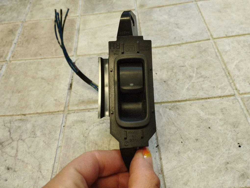 Elektrisko logu slēdzis 94263AG040