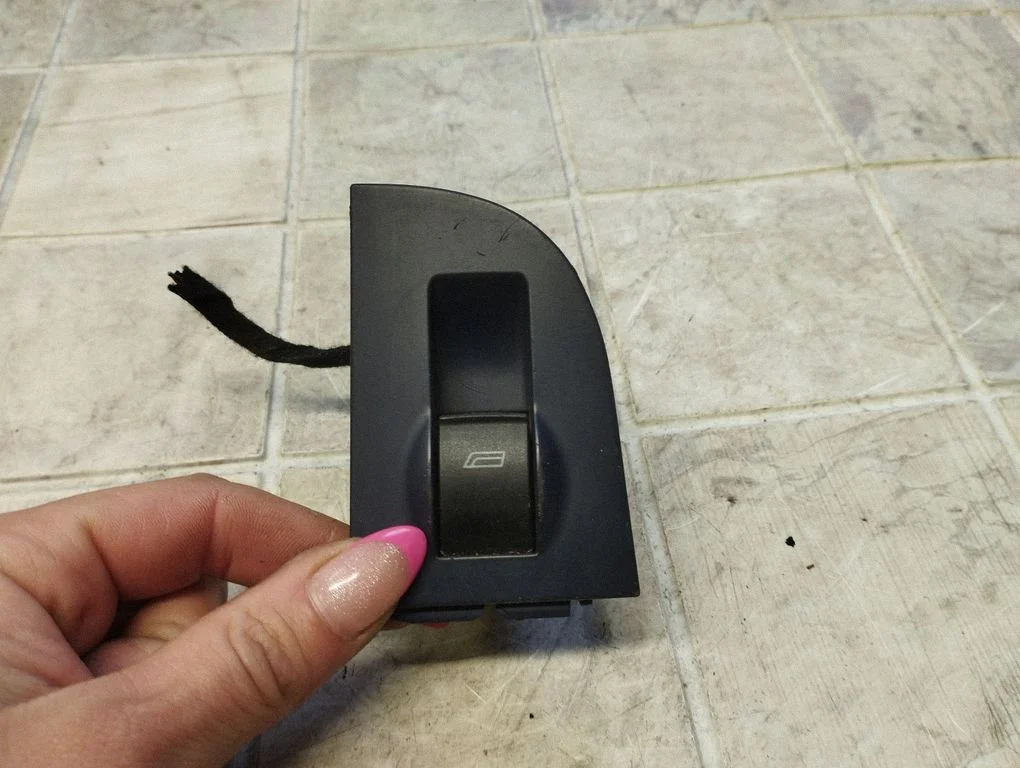 Elektrisko logu slēdzis 4B0959855