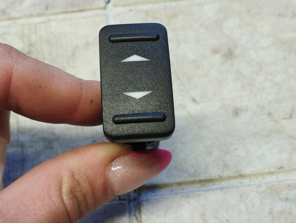Elektriaknate lüliti 6M2T14529AD