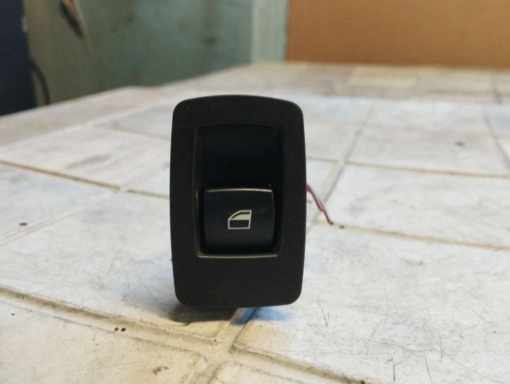 Electric window control switch 6945874