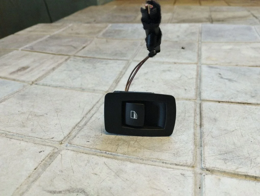 Elektrisko logu slēdzis 6945874