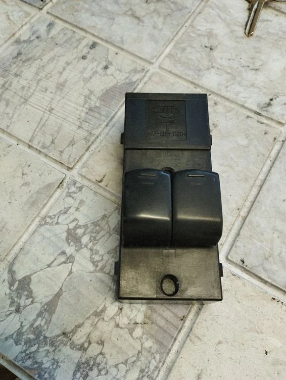 Electric window control switch – Nissan Micra (2003-2007)