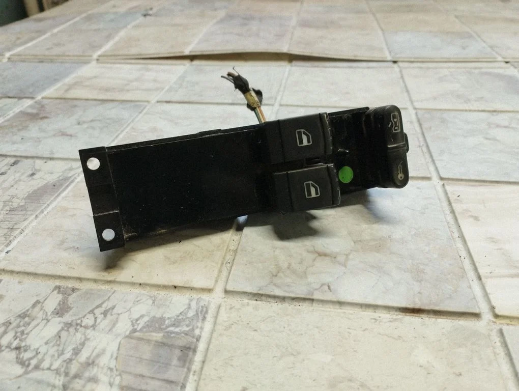 Electric window control switch 1J3959857A