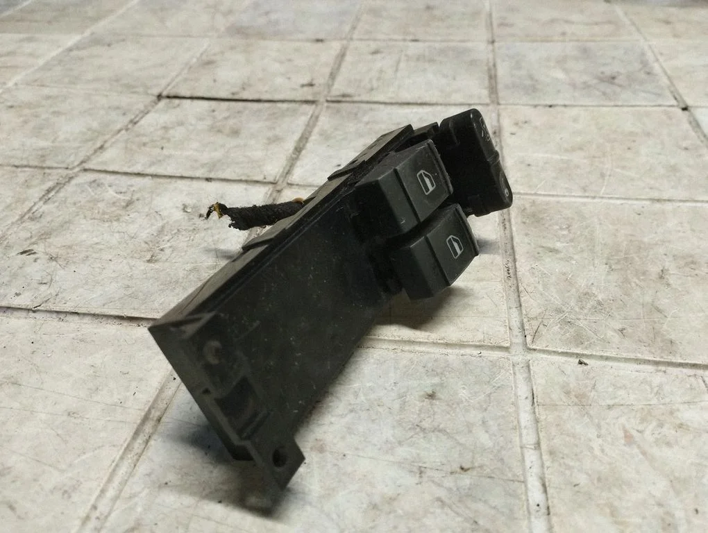 Electric window control switch 1J3959857