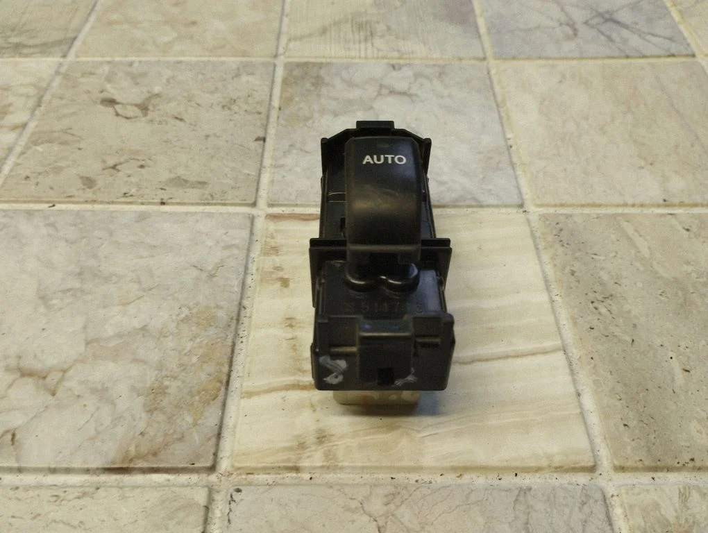 Electric window control switch 8403013031
