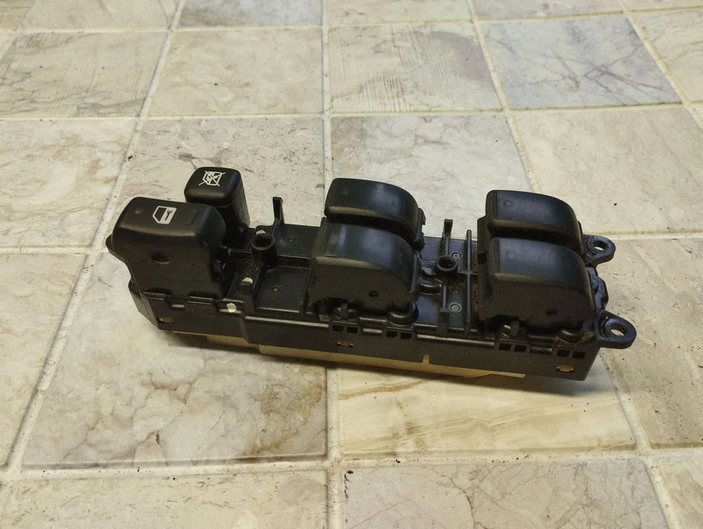 Electric window control switch 8404013081