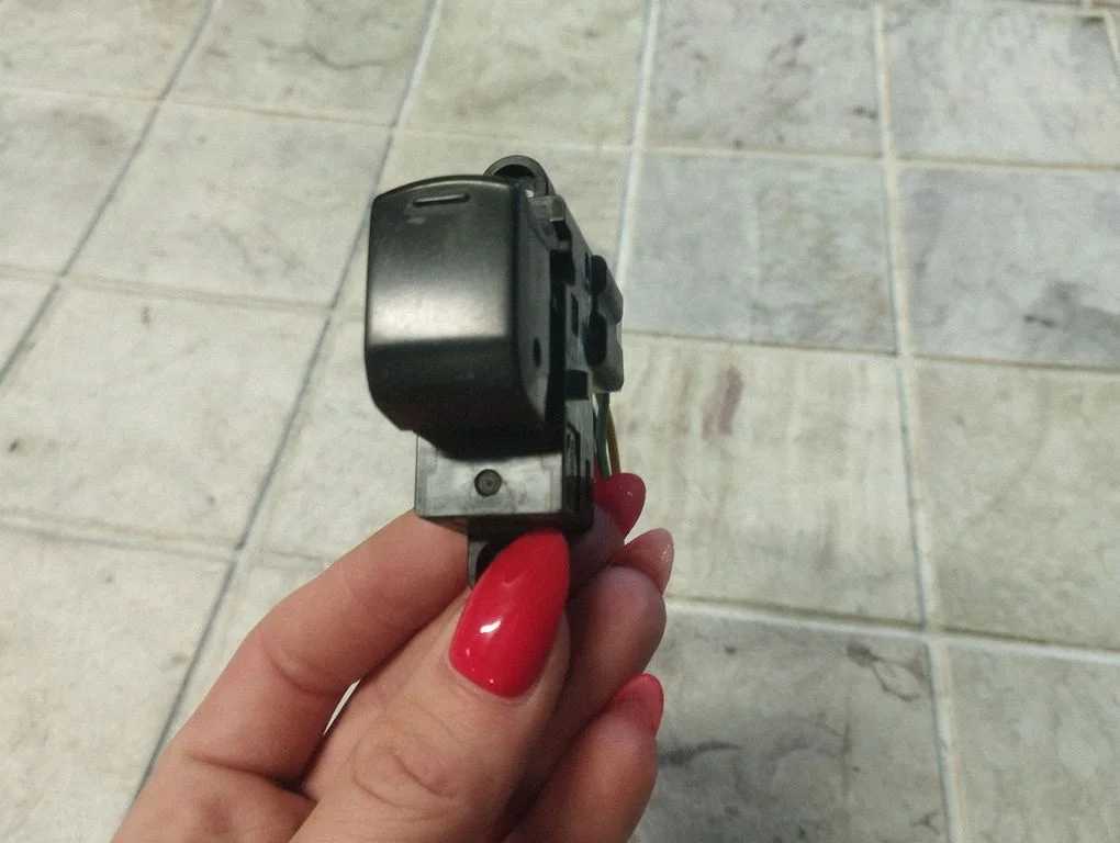 Electric window control switch 25411ED00A