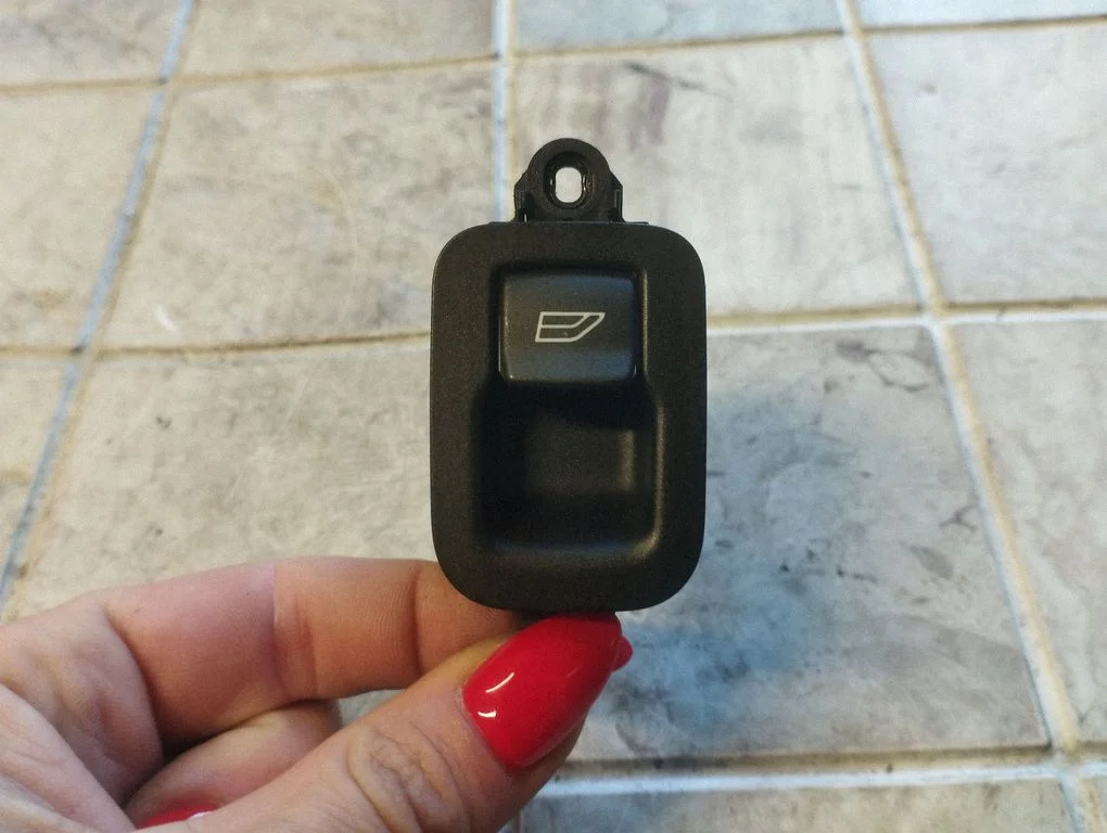 Electric window control switch 03451400