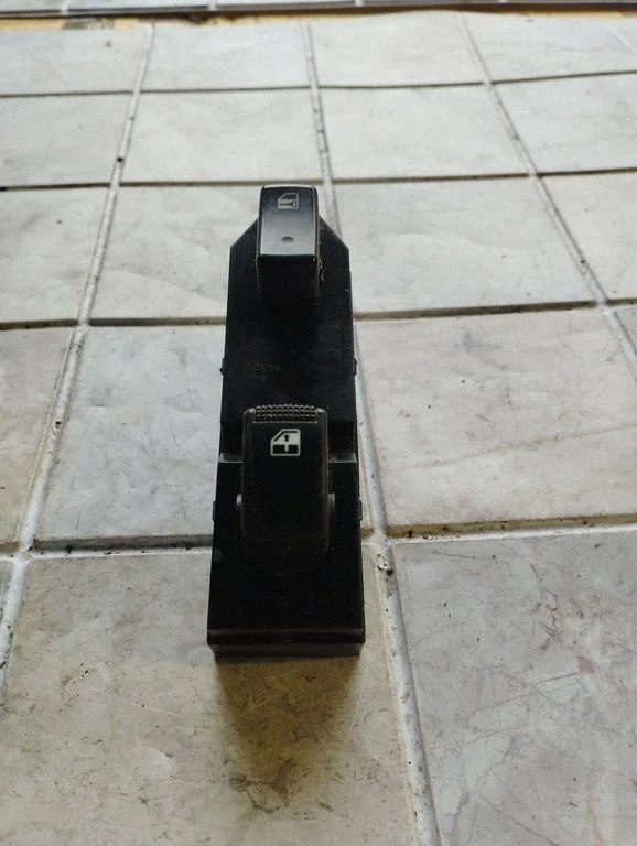 Electric window control switch – front right