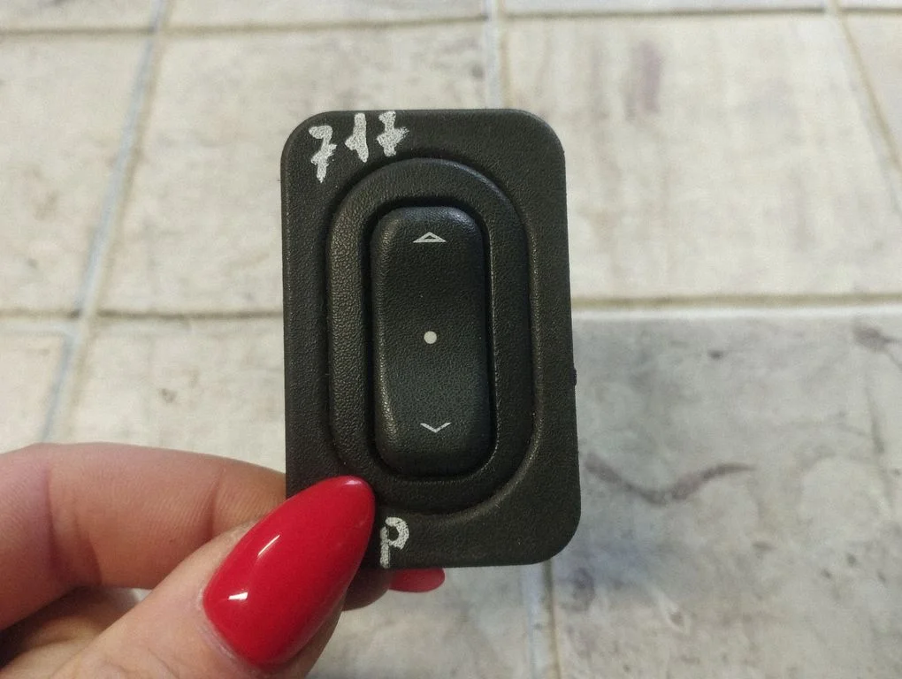 Elektrisko logu slēdzis 24607699