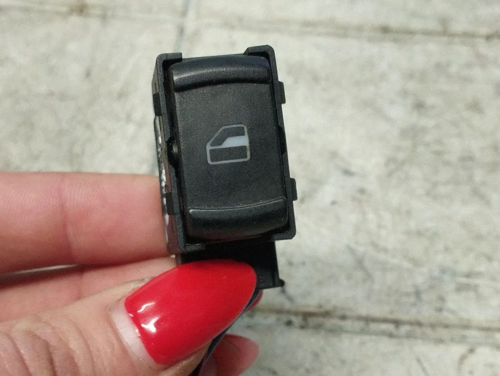 Elektrisko logu slēdzis 3B0959855B