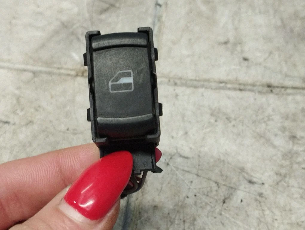 Elektrisko logu slēdzis 3B0959855B