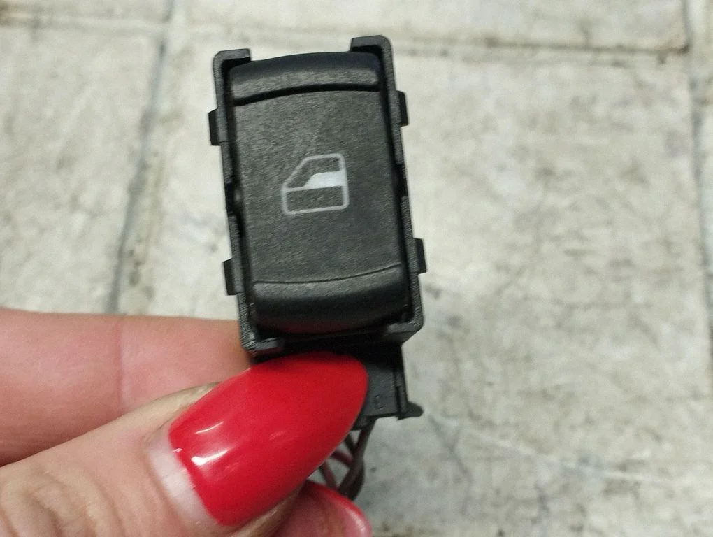 Elektrisko logu slēdzis 3B0959855B
