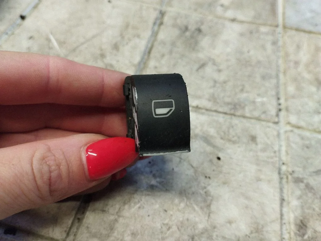 Elektrisko logu slēdzis 8Z0959855B