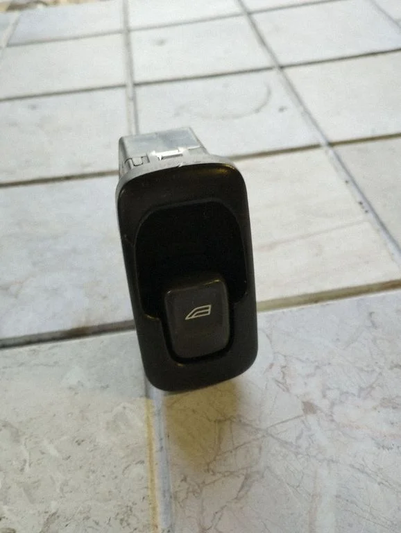Przełącznik szyb elektrycznych 9476695