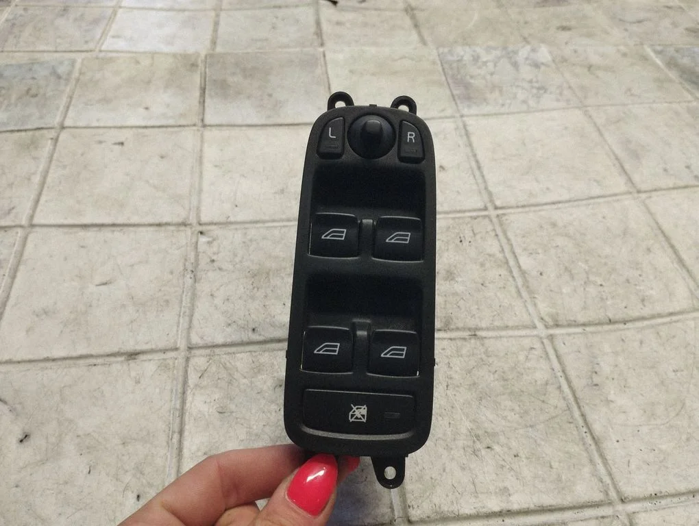 Electric window control switch 30739845