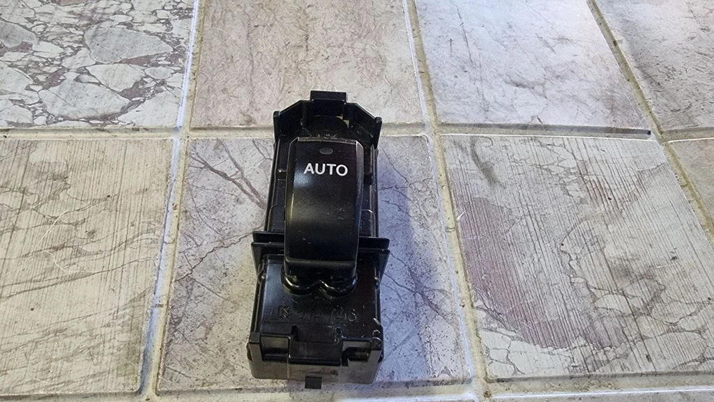 Electric window control switch – Toyota Avensis Verso (2001-2009)