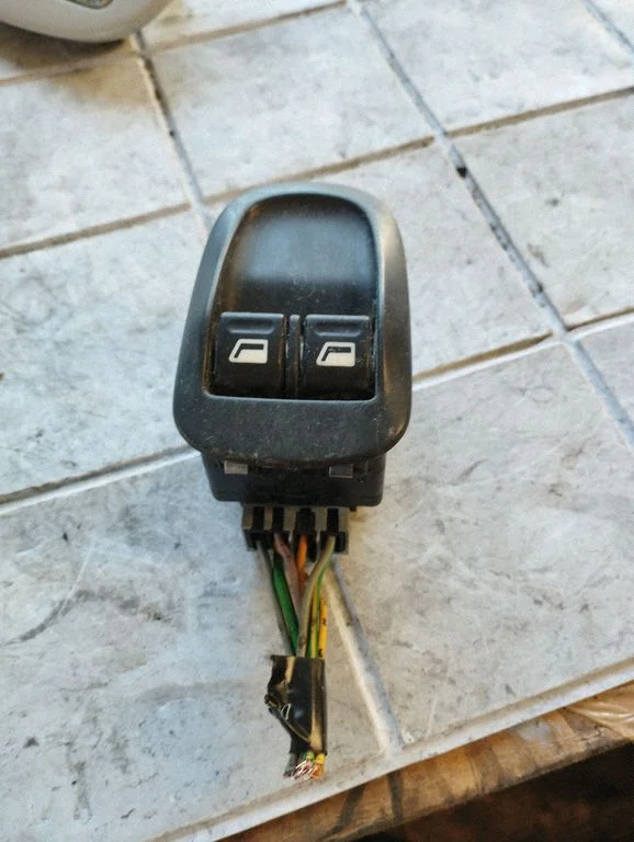 Elektrisko logu slēdzis