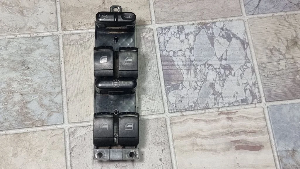 Elektrisko logu slēdzis 1J4959857