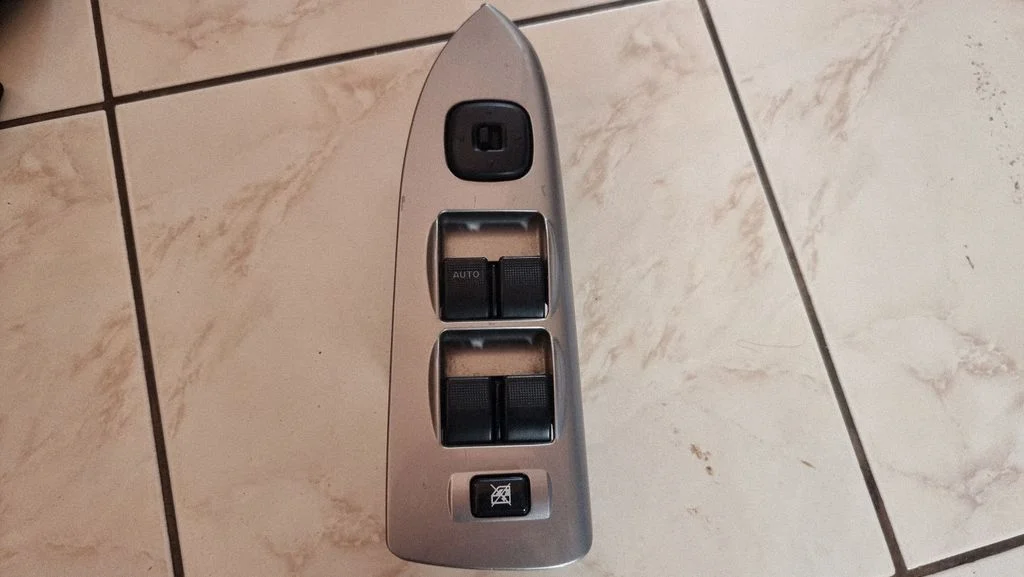 Elektrisko logu slēdzis CB8166350A