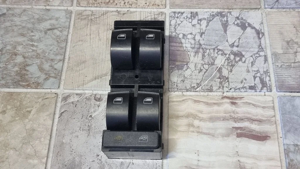 Elektrisko logu slēdzis 4B0959851B