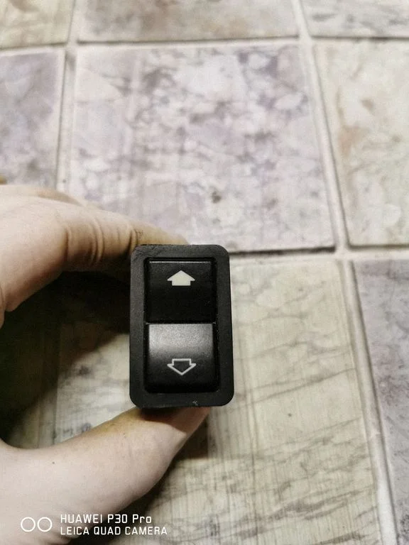Electric window control switch 8368974