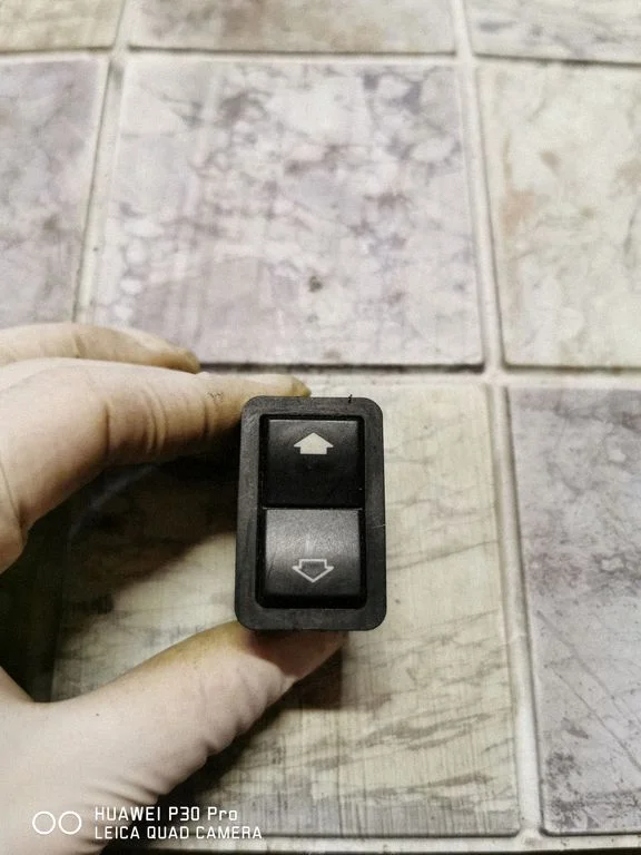 Electric window control switch 8368974