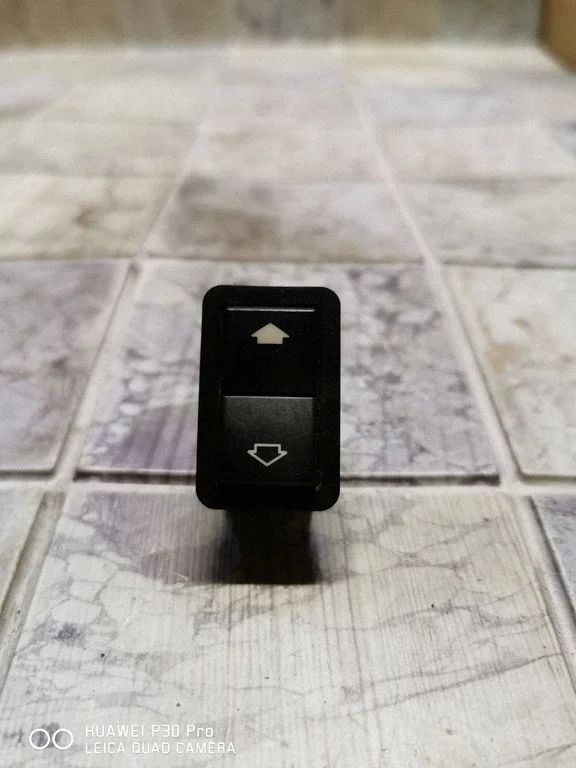 Electric window control switch 8368974